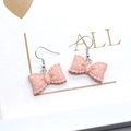 Boucles d'oreilles nœud rose en résine avec pois blancs et crochets argentés - Boucles d'oreilles / Boucles d'oreilles roses