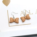 Boucles d'oreilles nœud en résine à pois marron clair avec points blancs et crochets - Boucles d'oreilles / Boucles d'oreilles café