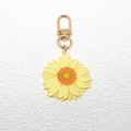 Kleurrijke acryl zonnebloem sleutelhanger met gele glitters en gouden karabijnhaak - Sleutelhanger Hanger (C172K) / Geel