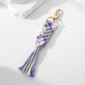 Detail von böhmischem Makramee-Schlüsselanhänger mit violetten und grünen Baumwollschnüren - Violett Weiß