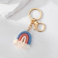 Dettaglio del portachiavi arcobaleno fatto a mano con corde di cotone e chiusura dorata - Arcobaleno Blu