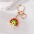 Vue détaillée du porte-clés arc-en-ciel en coton fait main avec pompons blancs et fermoir doré - Arc-en-ciel Orange