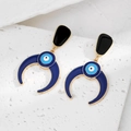 Pendientes de luna vintage chapados en oro con amuletos de ojo del diablo y esmalte - Luna Azul