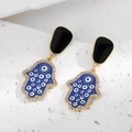 Boucles d'oreilles Main de Fatma et Mauvais Œil avec émail bleu et pierres de zircon - Hamsa Bleue Multi-Yeux Dorée