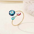 Λεπτομερής λήψη macro από χρυσό δαχτυλίδι Evil Eye με πολύχρωμα μπλε και κόκκινα σμάλτα - Ένα μέγεθος / Κόκκινο Μπλε Λεπτό Δαχτυλίδι