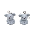 Primer plano de lindos pendientes de koala en resina gris con ganchos de plata - Koala