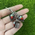 Detail van de creatieve chocolade aardbeientaart sleutelhanger met realistische bedeltjes - Chocolade Aardbeientaart
