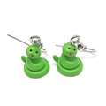 Pendientes de serpiente verde hechos a mano de resina con ganchos de metal plateado - Serpiente