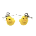 Primer plano de pendientes de pato amarillo hechos de resina con ganchos de metal plateado - Pato