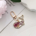 Kreativer Delphin Schlüsselanhänger aus Harz mit echten lila Trockenblumen und Goldrand - Lila Blume Delfin (Ohne Perle)