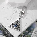 Driehoekige boze oog sleutelhanger met zilveren piramide textuur op stenen basis - Zilveren driehoekig oog