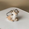 Portachiavi carino a forma di cerbiatto in resina con gancio in metallo su sfondo minimalista - Cervo