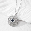 Retro Silberfarbene Halskette mit Evil-Eye Anhänger und blauen Kristallakzenten - Silber Grau Auge