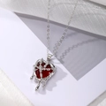 Dettaglio del ciondolo a cuore rosso gotico con metallo liquido argento e catena incrociata - Collana Cuore Rosso