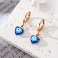 Mini cerchi a cuore Evil Eye in oro con smalto blu presentati su base in pietra - Piccolo Cuore Dorato