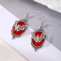 Détail de boucles d'oreilles gothiques chauve-souris avec pierre rouge et métal - Boucles d'Oreilles Chauve-souris Rouge