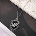 Detail van de gotische vleermuishanger met zwarte ovale edelsteen en zilveren vleugels - Zwarte Vleermuis Ketting