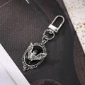 Macro-opname van vintage gothic vleermuis sleutelhanger met zwarte steen en zilveren details - Zwarte Vleermuis Sleutelhanger