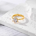 Eleganter goldener Ring mit sechs Krallen und Diamant-Solitär auf steinernem Sockel - Einstellbar Offen / Gold Rund