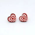 Pendientes de corazón étnicos en madera roja y blanca con patrones radiantes - Corazón Rojo Starburst