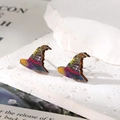 Primer plano de pendientes de sombrero de bruja con estampado de purpurina - Sombrero de mago colorido