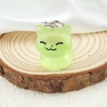 Lindo llavero de gato verde translúcido en soporte de madera con fondo de tela blanca elegante - Verde Gelatina