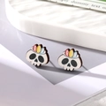Detalle de pendientes de calavera de madera con detalles coloridos y acabado mate - Calavera Colorida