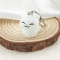 Llavero de gato blanco lindo con acabado translúcido y cierre metálico sobre madera - Blanco