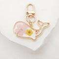 Kreativer Wal-Schlüsselanhänger mit rosa und gelben Trockenblumen in goldenem Harz - Rosa Blume Delfin (Mit Künstlicher Perle)