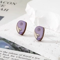 Boucles d'oreilles artistiques en bois violet sur présentoir en pierre blanche - Ruban Violet