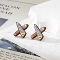 Boucles d'oreilles en bois créatives avec étoiles colorées et design de crayon croisé - Crayon