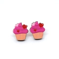 Pendientes de madera con forma de cupcake rosa vibrante y patrón de corazón rojo - Heart Rose Red Cake