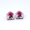 Pendientes retro de madera en forma de sobre con estampado de rosas rosadas - Rose Flower Envelope