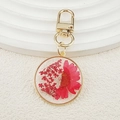 Porte-clés rond en résine avec des marguerites séchées rouges et roses et anneau doré - Marguerite rouge demi