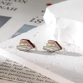 Boucles d'oreilles créatives en bois en forme de livres sur un socle en pierre blanche - Livre