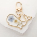Blau-gelber Schlüsselanhänger mit echten Trockenblumen in goldener Wal-Silhouette - Blau-Weiß Blume Delfin (Mit Künstlicher Perle)