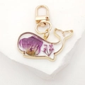 Kreativer Delfin-Schlüsselanhänger mit echten lila Trockenblumen und goldenem Metallrahmen - Lila Blume Delfin (Mit Künstlicher Perle)