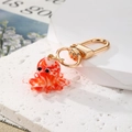 Süßer Mini-Glas-Tintenfisch-Schlüsselanhänger mit roten Streifen und Gold-Karabiner - Orange