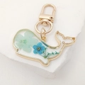 Kreativer Gold-Delfin Schlüsselanhänger mit blauen Trockenblumen in Harz-Anhänger - Blaue Blume Delfin (Mit Künstlicher Perle)