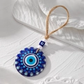 Detailaufnahme des blauen Evil Eye Acryl-Anhängers mit Tribal-Motiven auf weißem Teller - Blaues Mandala-Muster(2#)