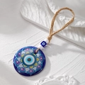 Detailansicht des blauen Evil Eye Anhängers mit Mandala-Muster und rustikalem Hanfseil - Violett-Gelbes Mandala(3#)