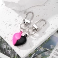 Dettaglio di portachiavi a forma di cuore diviso in rosa e nero con ganci argentati - Rosa Chiaro + Nero