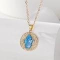 Detail der Hamsa-Hand-Anhänger mit blauem Opal und Zirkonia auf goldener Kette - Runde Hamsa (Edelstahlkette)