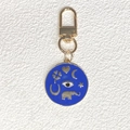 Schlüsselanhänger aus blauem Emaille mit goldenen Glücksbringern wie Stern und Mond - Dunkelblau