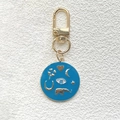 Ethno-Schlüsselanhänger mit blauem Emaille-Auge und goldenen Glücksbringer-Anhängern - Seeblau