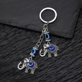 Dettaglio macro dei ciondoli a elefante in argento vintage con perline occhio turco - Pendente Doppio Elefante