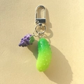 Détail de breloques créatives en résine raisin violet et concombre vert sur porte-clés en métal - Concombre et Raisin