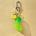 Porte-clés amusant avec concombre réaliste et petite banane sur fond de papier beige - Concombre et Banane