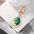 Llavero bohemio geométrico con esmalte verde y amarillo sobre una base de piedra clara - Amarillo y Verde
