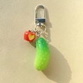 Pendentifs créatifs en résine cornichon et pomme rouge avec anneau argenté sur jaune - Concombre et Pomme de Coeur